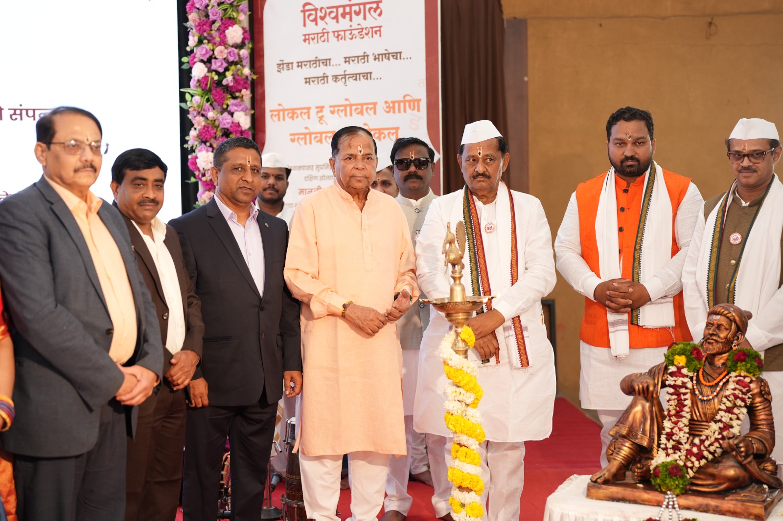 आळंदी येथील फ्रुटवाले धर्मशाळा सभागृहात दिनांक १ मे २०२६ रोजी उत्साहपूर्ण वातावरणात “विश्वमंगल मराठी फाउंडेशन” चा भव्य शुभारंभ सोहळा पार पडला.