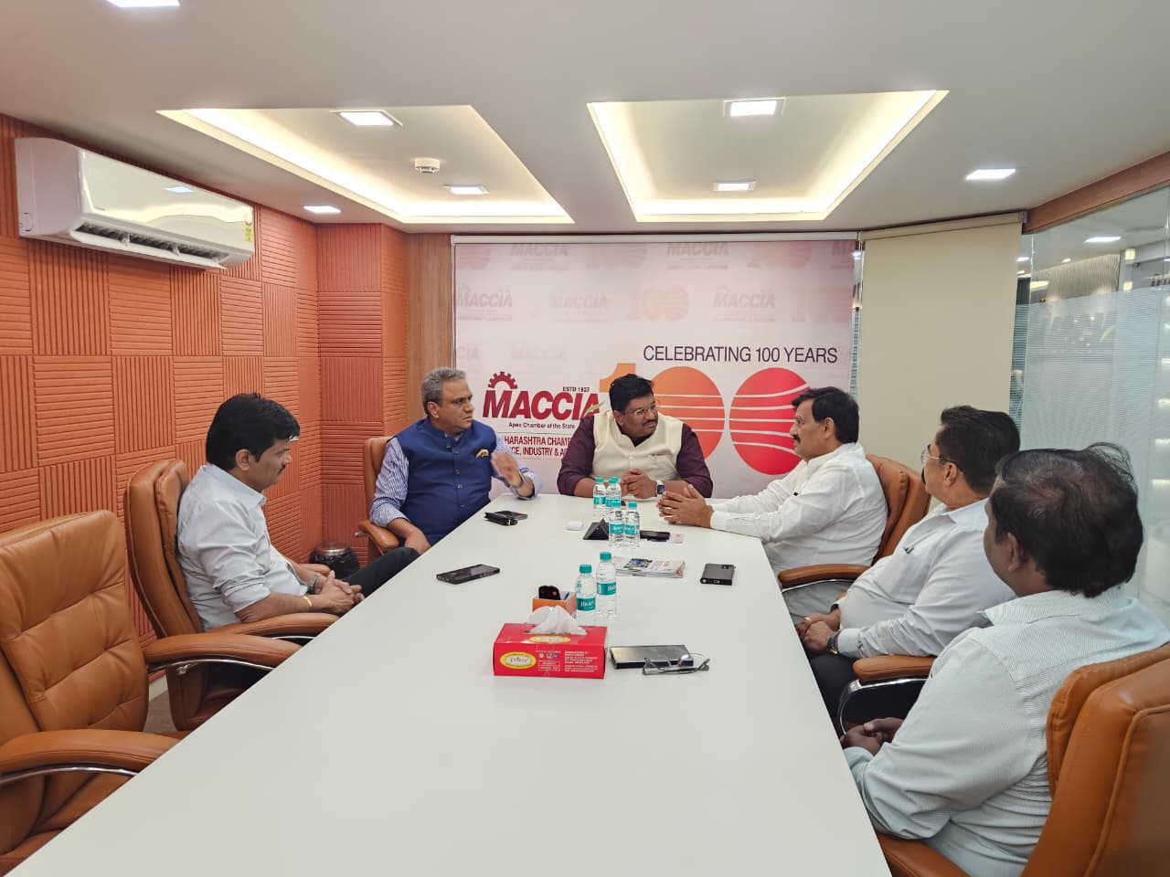 मुंबई येथे विश्वमंगल मराठी फाऊंडेशन आणि महाराष्ट्र चेंबर ऑफ कॉमर्स यांची संयुक्तिक बैठक उत्साहात पार पडली.