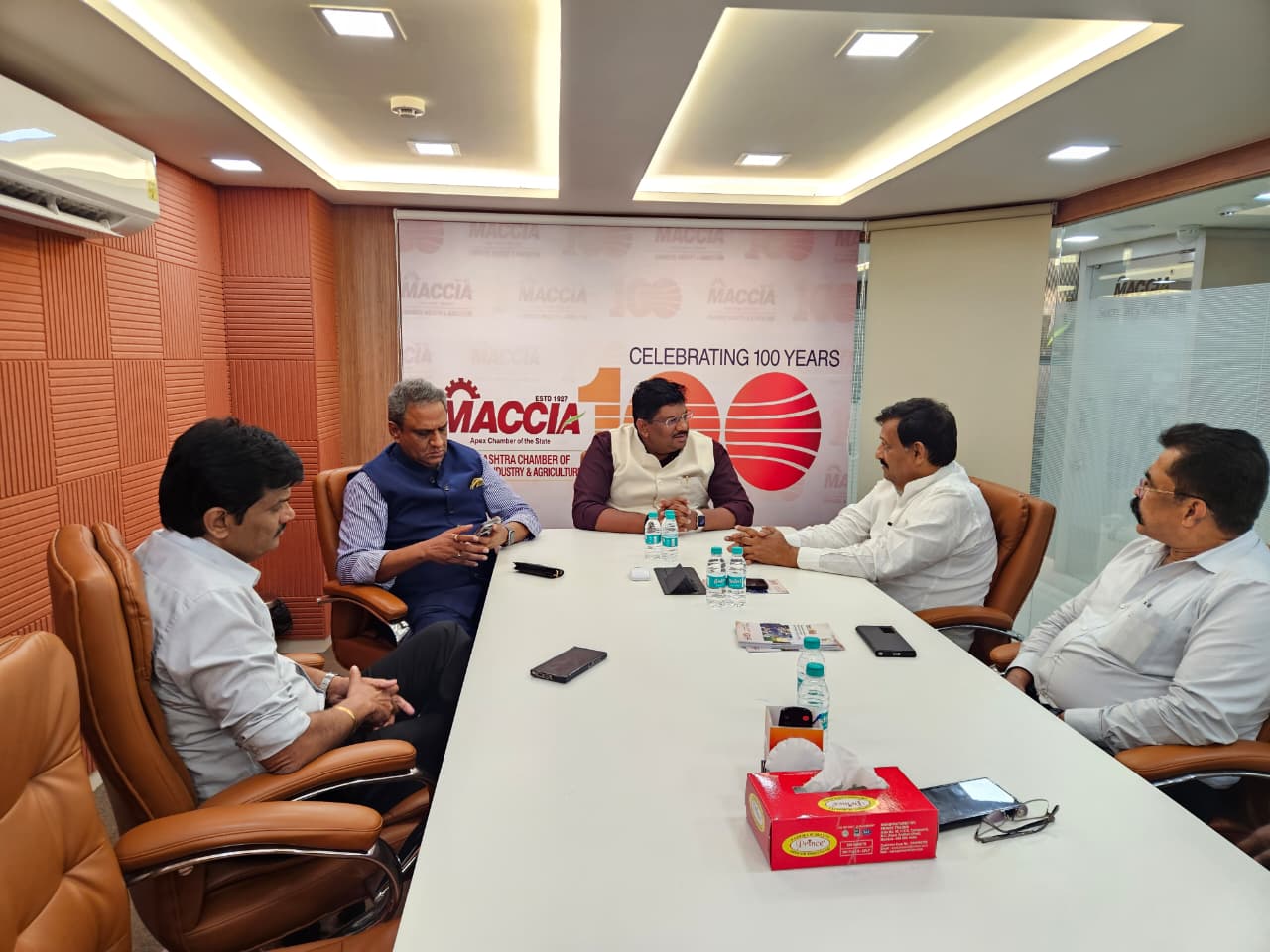 मुंबई येथे विश्वमंगल मराठी फाऊंडेशन आणि महाराष्ट्र चेंबर ऑफ कॉमर्स यांची संयुक्तिक बैठक उत्साहात पार पडली.