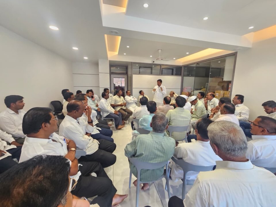एकीच्या बळावर विकासाला नवी दिशा! विश्वमंगल मराठी फाउंडेशनच्या संघटन संवाद बैठकीत गाव, जिल्हा आणि समाजाच्या सर्वांगीण विकासासाठी एकत्रितपणे काम करण्याचा संकल्प. 🌱